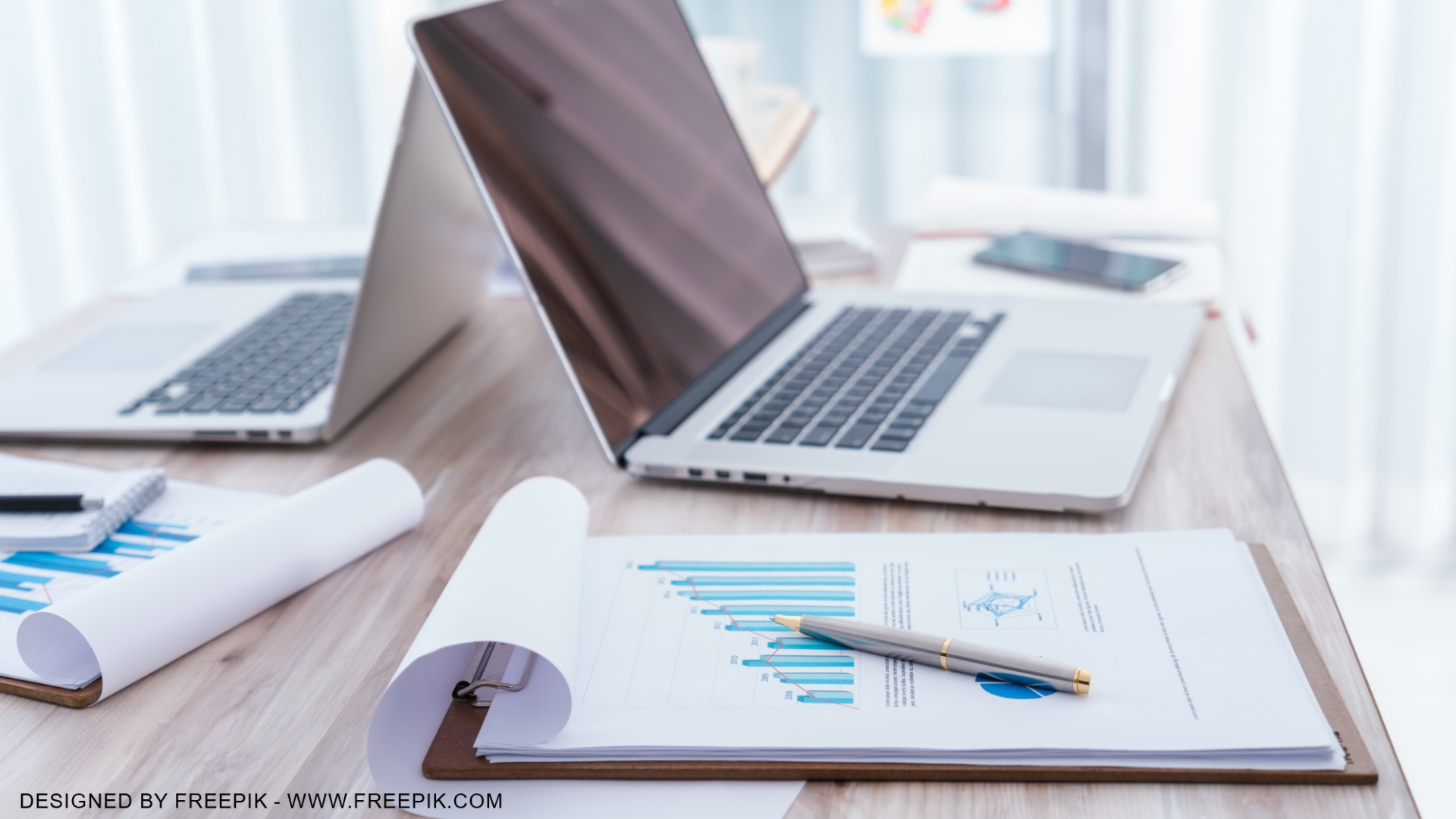 Dator och finansiella diagram www.freepik.com